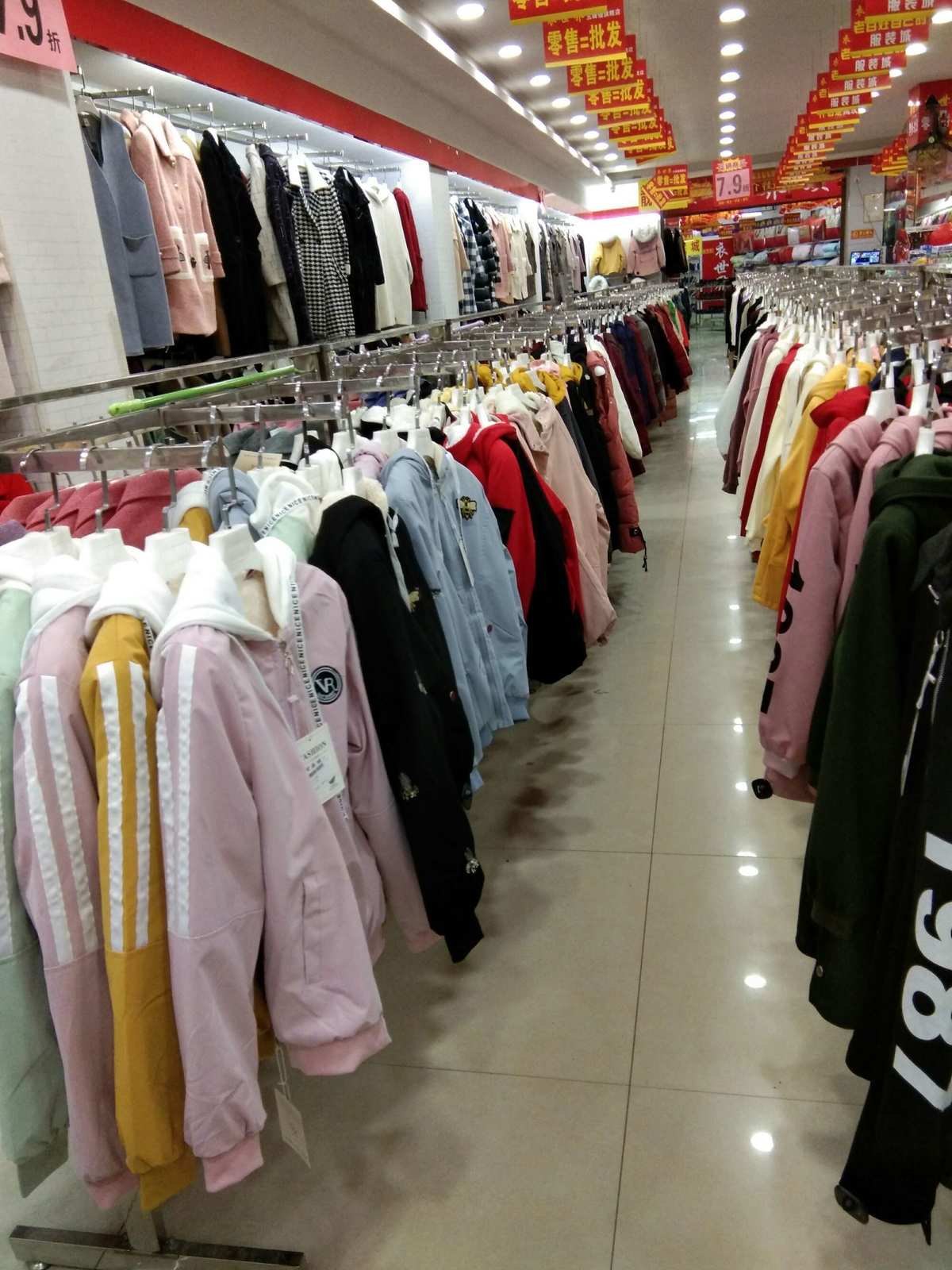 弄类真不瓤,还管抽电三轮哩!卫辉万客来服装超市货品海量,